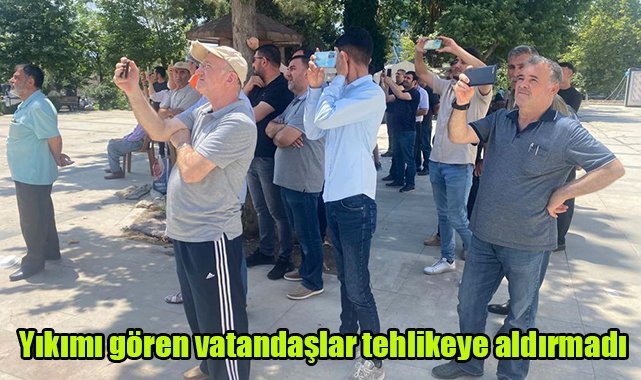 Yıkımı gören vatandaşlar tehlikeye aldırmadı