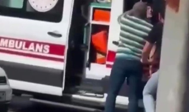 Yol vermeyip ambulansı durdurdu, 'hasta mı var' diye sordu