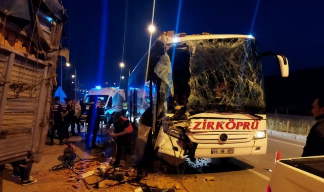 Yolcu otobüsü tuğla yüklü tıra çarptı
