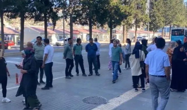 Adana'da deprem: Halk sokağa döküldü