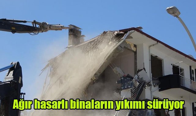 Ağır hasarlı binaların yıkımı sürüyor