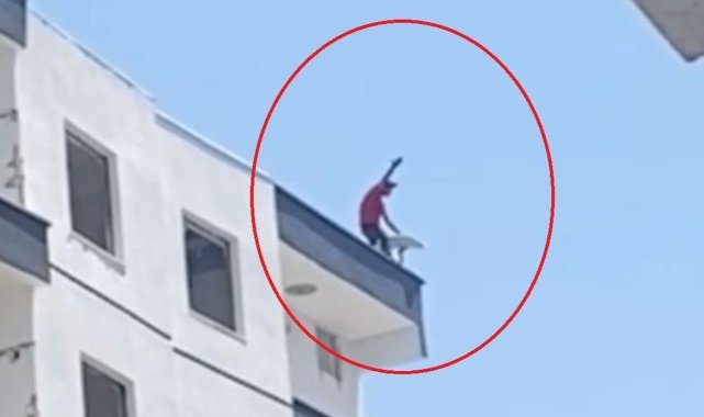 Ağır hasarlı binaya çıkan vatandaş çanak için canını hiçe saydı