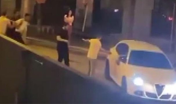 Ankara’da sokak ortasında kavga: Tekme tokat birbirlerine girdiler