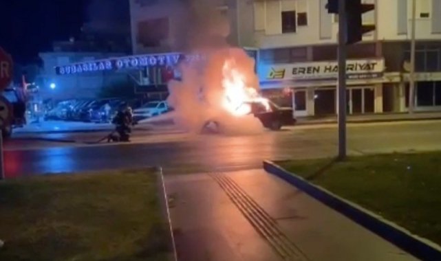Antalya'da seyir halindeki araç alev alev yandı