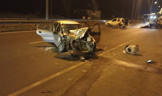 Arıza yapan araca çarpan otomobildeki 5 kişi yaralandı