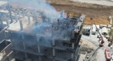 Arnavutköy’de fabrika inşaatında yangın çıktı: Yükselen dumanlar birçok ilçeden görüldü