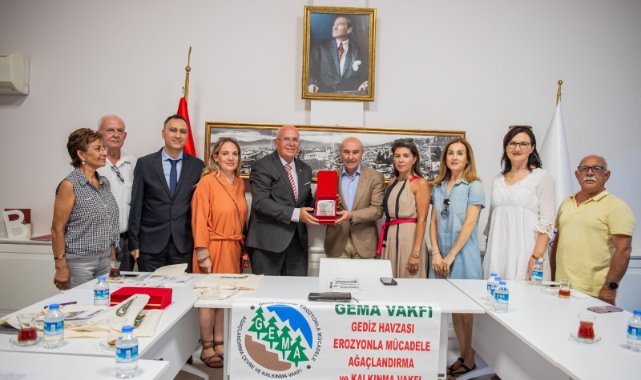 Başkan Soyer’e GEMA Vakfı’ndan plaket