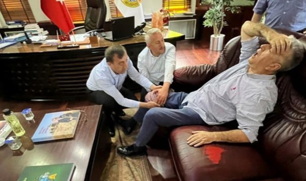 Belediye başkanının odasında husumetlisini vurdu