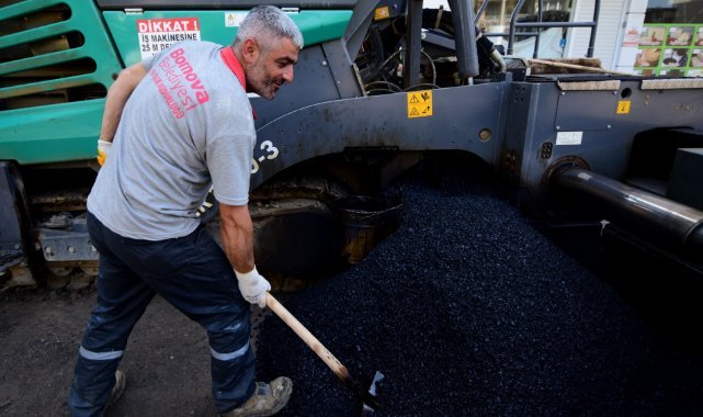 Bornova’da asfalt serimleri devam ediyor