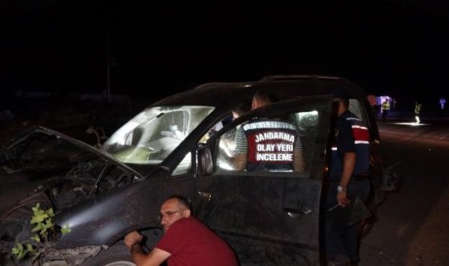 Burdur'da kontrolden çıkan otomobil şarampole uçarak ağaca çarptı