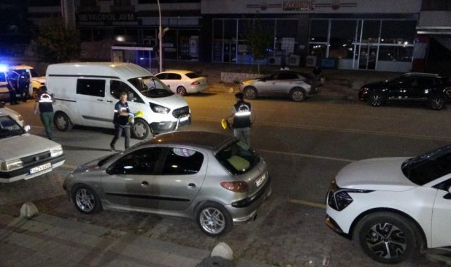 Cadde ortasında husumetlisine kurşun yağdırdı