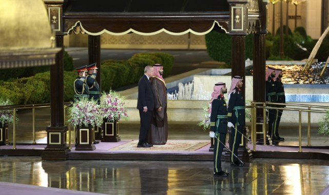 Cumhurbaşkanı Erdoğan, Suudi Arabistan’da resmi törenle karşılandı