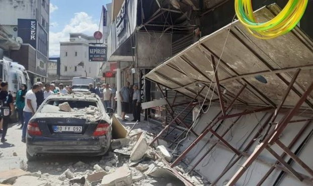 Deprem bölgesi Osmaniye’de 4 katlı bina çöktü, 3 kişi yaralandı