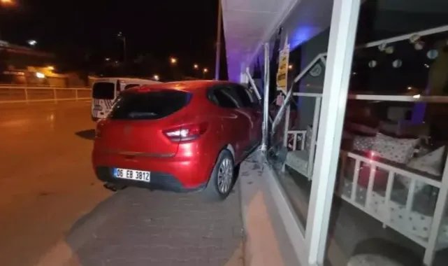 Direksiyonda sızdı, otomobiliyle dükkana daldı