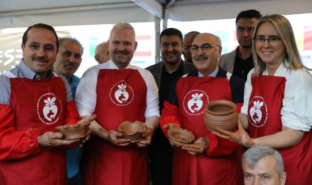 Dünya Menemen'de buluşuyor: “Çömlekteki ustalığımızı dünya öğrendi”