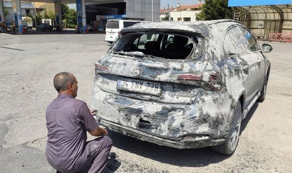 Hafriyat kamyonundaki beton otomobilin üzerine döküldü