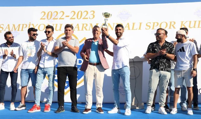 Harmandalı Spor rekorlara doymadı: Efsane takım kupasını aldı