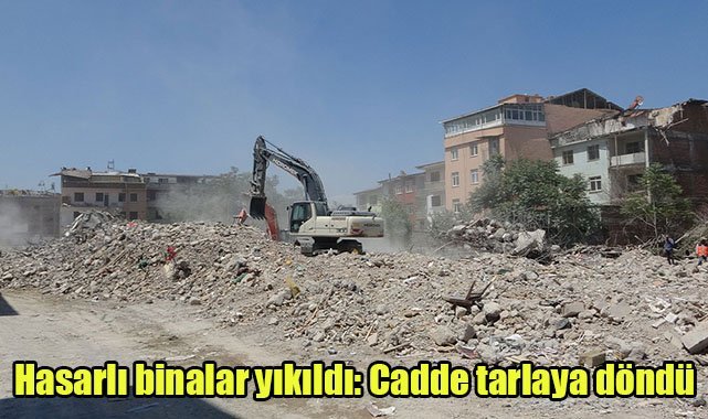 Hasarlı binalar yıkıldı: Cadde tarlaya döndü