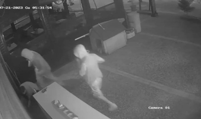 Hırsızlar kova kova tekel bayisini soydular