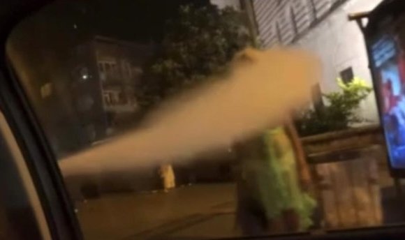 İstanbul’da akıl almaz olay: Kadınlara yangın tüpü sıkarak saldırdılar