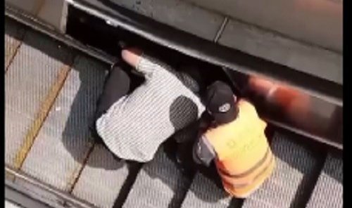 İZBAN'da dengesini kaybeden adam merdiven boşluğuna düştü