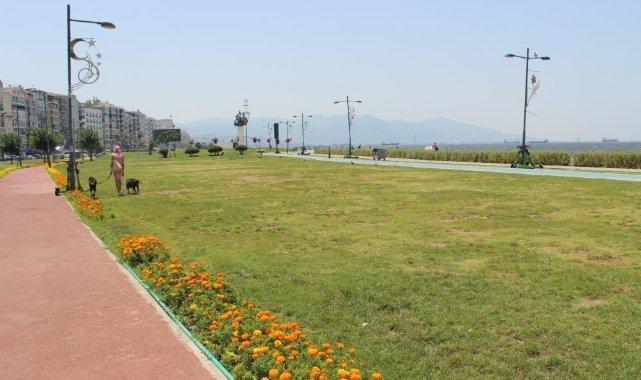 İzmir 41 dereceyi gördü, meydanlar boş kaldı
