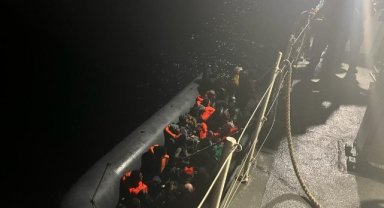 İzmir açıklarında 28 göçmen yakalandı