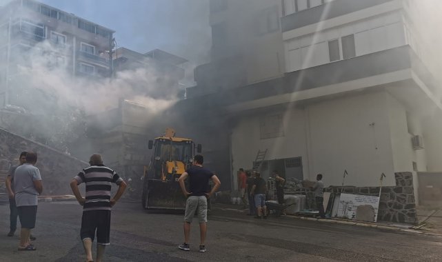 İzmir'de inşaat malzemeleri deposunda yangın