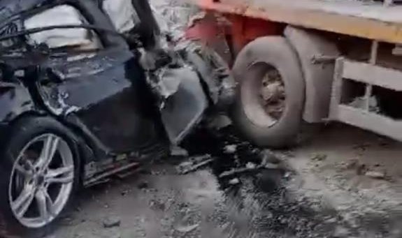 İzmir’de otomobil tırın dorsesine ok gibi saplandı: 1 ölü
