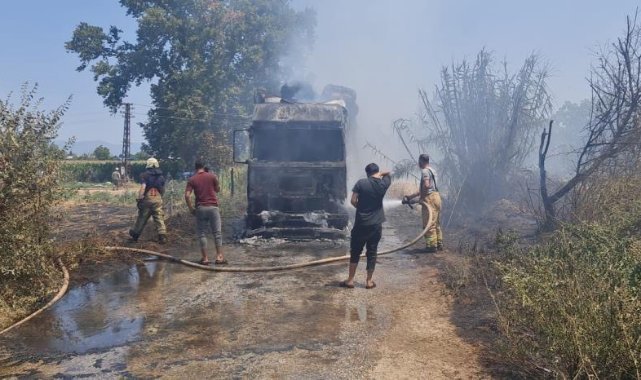 İzmir'de saman yüklü tır alev aldı