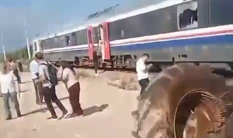 İzmir'de traktör ile tren çarpıştı