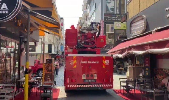 İzmir'de yangın çıkan otelde 5 kişi dumandan etkilendi