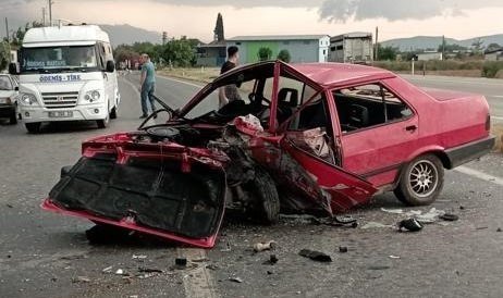 İzmir'deki feci kazada otomobil kağıt gibi yırtıldı