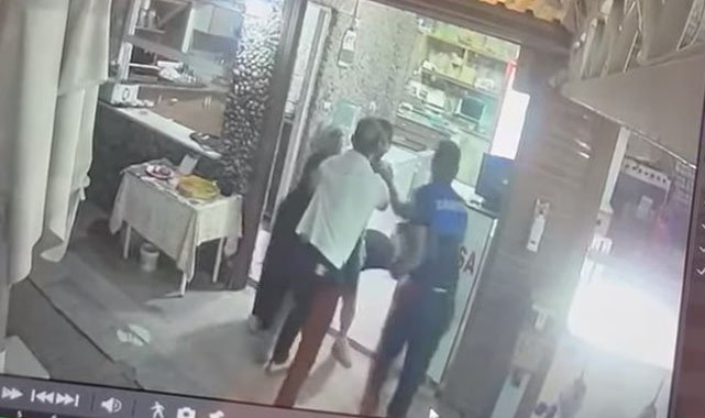 İzmir Dikili'de Zabıta Müdürü esnafa yumruk attı
