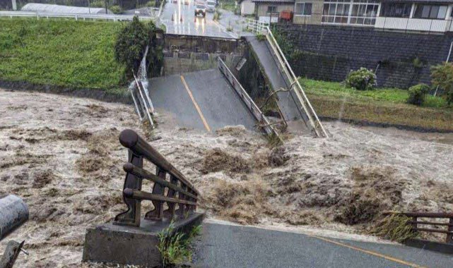 Japonya'da gerçekleşen şiddetli yağış nedeniyle yerleşim yerlerinde sel baskınları yaşandı