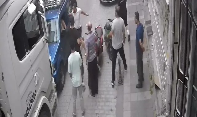 Kadıköy’de yol kavgasında yumruklar havada uçuştu