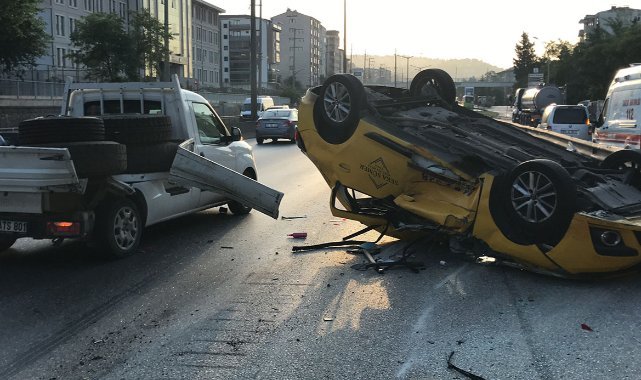 Kamyonetle çarpışan taksi takla attı