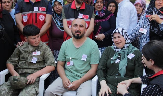 Kardeşi, şehit ağabeyini üniformasıyla uğurladı