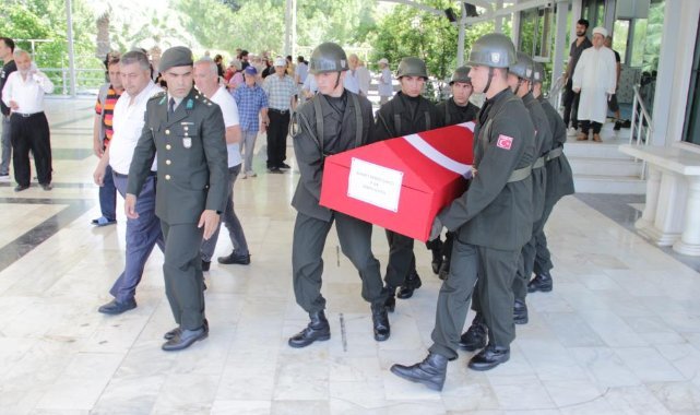Kimsesiz Kıbrıs gazisini son yolculuğuna askerler uğurladı