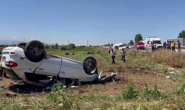 Kontrolden çıkan otomobil park halinde bulunan minibüse çarptı