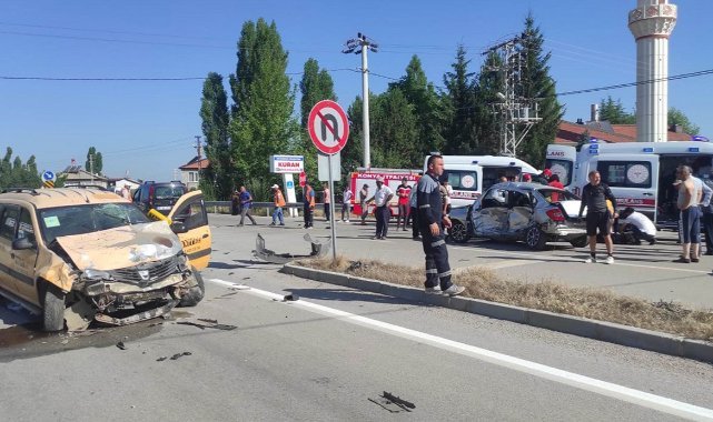 Konya’da hafif ticari araçla otomobil çarpıştı
