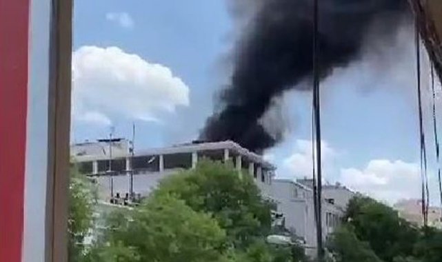 Korkutan yangın: Bina çatısı alev alev yandı