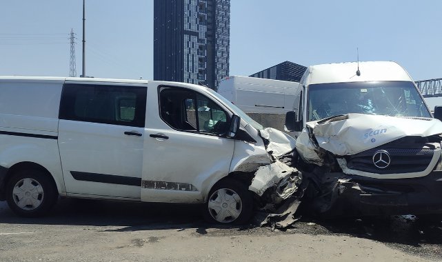 Küçükçekmece’de iki araç kafa kafaya çarpıştı