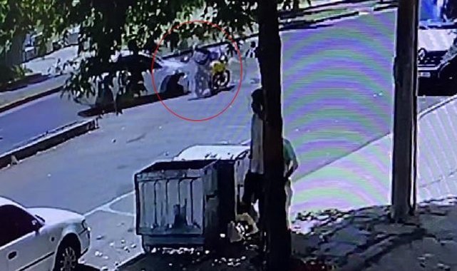 Motosikletin sağdan geçmek istediği otomobille çarpıştı