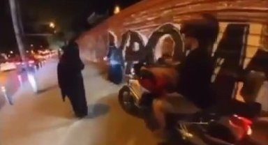 Motosikletli şahıs çarşaflı kadınların üzerine sürerek korkuttu