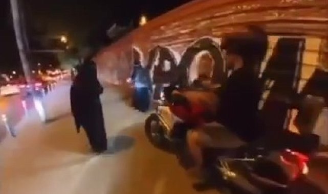 Motosikletli şahıs çarşaflı kadınların üzerine sürerek korkuttu