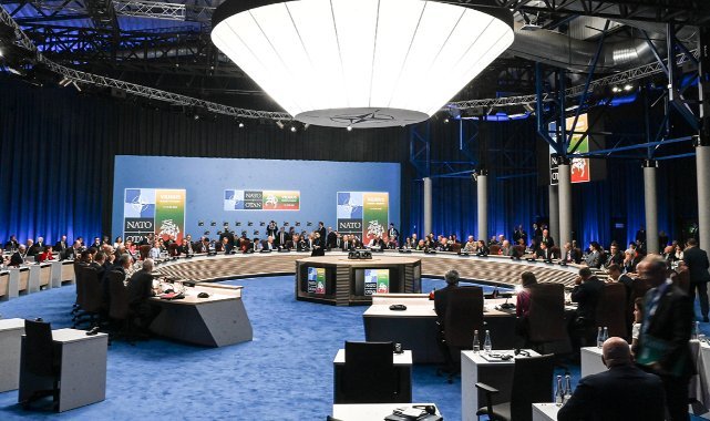 NATO liderleri zirvenin ilk oturumuna katıldı