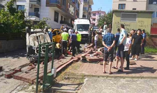 Otomobil sokak arasında takla attı