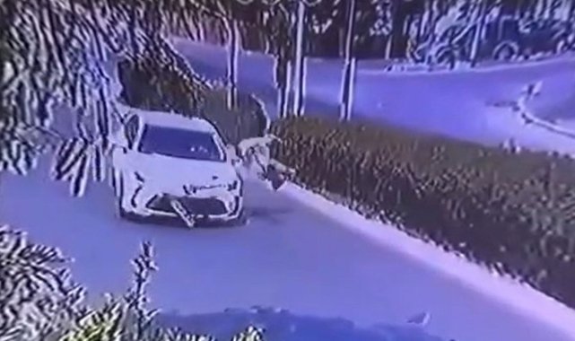 Otomobil yayaya çarptı, arkasına bile bakmadı