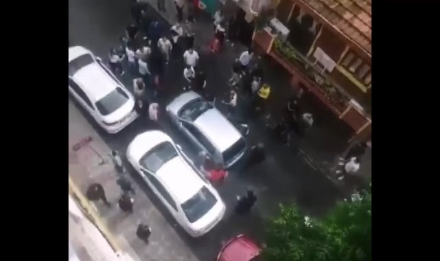 Otomobil yayaya çarptı, ortalık karıştı, sopayla camlarını kırdı